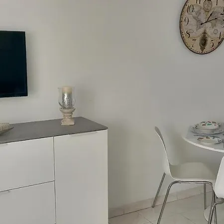 Beautiful Spacious 1-bed With Aircon Apartment *