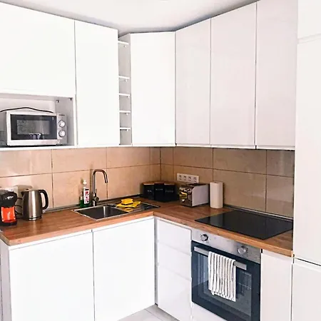 Beautiful Spacious 1-bed With Aircon Appartement *